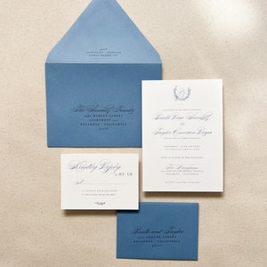 Romantisch en delicaat uitnodigingspakket met gepersonaliseerd lauriermonogram | Blauwe huwelijksuitnodigingen | Semi-custom
