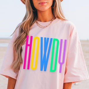 -shirt Bonjour lettres majuscules arc-en-ciel | t-shirt typographie colorée