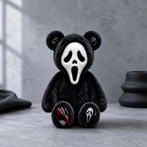 Lindo peluche de oso con cara de fantasma negro