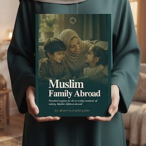 Pode incluir: Um livro intitulado Muslim Family Abroad com o subtítulo Practical support for the everyday moments of raising Muslim children abroad por @samra.digitalguide. A capa apresenta uma ilustração de um pai e dois filhos.