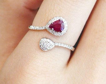 Anillo de plata de ley 925 con rubí rojo natural talla pera y diamantes moissanita.
