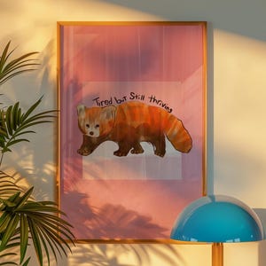 疲れているけれど元気いっぱい｜手描きレッサーパンダのアートプリント、森の動物の装飾、ドーパミンの装飾、モチベーションを高めるポジティブなアファメーションポスター