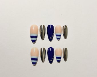 Uñas postizas de resorte cromadas azules y plateadas, pintadas a mano.