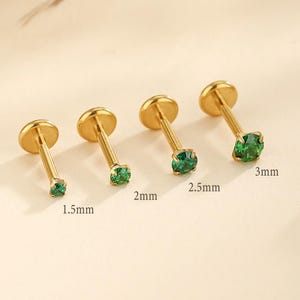 16g 18g 20g Titan Smaragd Stein fadenlos Push Pin Labret, grüner Cz Flachrücken Ohrring, Knorpel Tragus Helix Stud, kleiner Nasenstecker