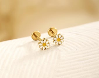 Pendientes planos de titanio con forma de flor de margarita (16 g, 18 g, 20 g), labret de titanio para cartílago, joyería para piercings de hélix, tragus y concha con esmalte blanco.