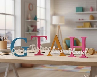 Gepersonaliseerd decor met grote voorletters en schriftnaam – Custom kamerbord