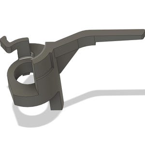 Może przedstawiać: Szary, renderowany w 3D element z tworzywa sztucznego z cylindryczną podstawą, zakrzywioną sekcją i długim, płaskim ramieniem rozciągającym się w prawo. Projekt obejmuje element w kształcie haka po lewej stronie. Obiekt rzuca cień.