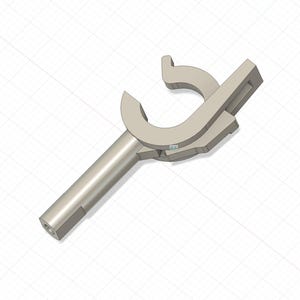 Puede incluir: Una pieza mecánica renderizada en 3D, de color gris claro, con un eje cilíndrico y una estructura curva en forma de gancho. El diseño sugiere un componente de una máquina, posiblemente para agarre o fijación.