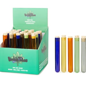 Könnte beinhalten: Eine türkisfarbene Displaybox mit farbigen Glasröhren und Korken. Auf der Box steht "Double Tubes" und ein Cannabisblatt-Design. Fünf farbige Röhren werden separat in Blau, Gelb, Orange, Grün und Klar angezeigt.