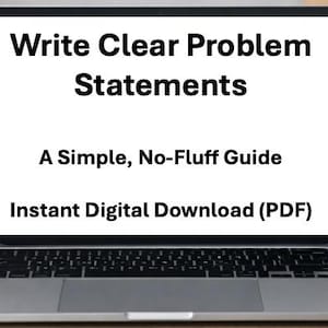 Op de afbeelding: Een laptop toont de tekst: "Write Clear Problem Statements", "A Simple, No-Fluff Guide" en "Instant Digital Download (PDF)". De laptop staat op een houten bureau, met een koffiekopje en pennen.