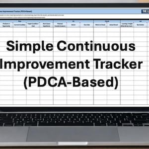 Puede incluir: Una computadora portátil muestra una hoja de cálculo titulada "Simple Continuous Improvement Tracker (PDCA-Based)". La pantalla muestra una cuadrícula con encabezados para el seguimiento del progreso. La computadora portátil está sobre un escritorio de madera, con útiles de oficina en el fondo.