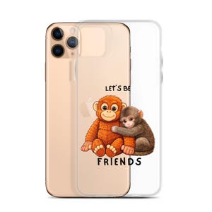 Könnte beinhalten: Transparente Handyhülle mit einer Cartoon-Illustration von zwei sich umarmenden Affen. Ein Affe ist orange, der andere braun. Der Text "LET'S BE FRIENDS" ist darunter in Schwarz gedruckt.