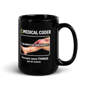 Op de afbeelding: Zwarte keramische mok met de tekst "MEDICAL CODER" en "I've seen some THINGS NOT BY CHOICE". De mok heeft een afbeelding van een been met een wazige verwonding. De mok heeft een groot handvat.