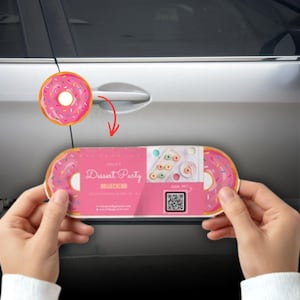 Pode incluir: Um íman de carro rosa em forma de donut e um convite a condizer para uma festa de sobremesas. O convite apresenta o texto "Dessert Party" e um código QR. O íman está fixado na porta de um carro.