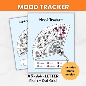 Könnte beinhalten: Zwei hellblaue Stimmungstracker-Blätter mit einem Fächerdesign und den Worten "Mood Tracker" oben. Der Fächer ist mit Blumen verziert. Der untere Teil des Blattes enthält Stimmungsoptionen. Der Text "A5 • A4 • LETTER Plain + Dot Grid" befindet sich unten.