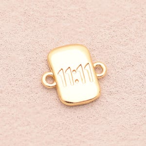 Ciondolo con motivo numerico, design rettangolare in oro 18 carati e connettore a doppio anello per la creazione di gioielli personalizzati 11*11 mm