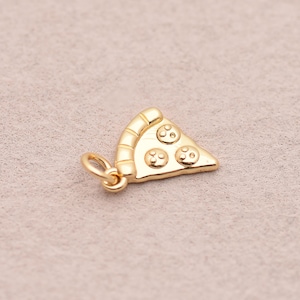 Peut inclure: Un charm en forme de part de pizza dorée avec trois garnitures circulaires. Le charm possède une boucle pour l'attacher à un collier ou un bracelet. La part de pizza est un accessoire amusant sur le thème de la nourriture.