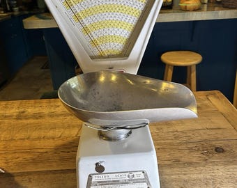 Vintage Toledo Scale Model 3111 2-Lb Countertop Produce/Deli Scale w/ Pan USA