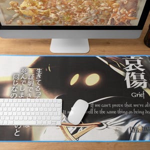Puede incluir: Alfombrilla de ratón rectangular con un diseño de Final Fantasy. Presenta un personaje con una capa oscura y la palabra "Grief". La alfombrilla tiene un borde azul, un teclado blanco y un ratón blanco.