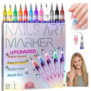 Op de afbeelding: Een set van 12 nail art markers in verschillende kleuren, met een punt van 0,5 mm. De doos leest "NAILS ART MARKER" en bevat de woorden "UPGRADED", "Water-based", "Easy to Color", "Solid Color" en "Quick Dry".