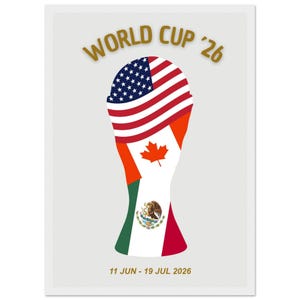 Puede incluir: Un póster con un diseño de trofeo estilizado que incorpora las banderas de Estados Unidos, Canadá y México. Las palabras "WORLD CUP '26" están en oro, con las fechas "11 JUN - 19 JUL 2026" en la parte inferior. Fondo gris claro.