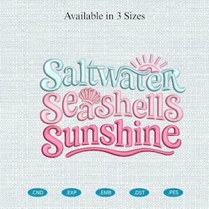 以下が含まれることがあります： 水色とピンクのスクリプトフォントでSaltwater Seashells Sunshineと書かれた刺繍デザイン。Seashellsという単語の上に小さな貝殻のアイコン、テキストの上に太陽のアイコンがあります。上部にはAvailable in 3 Sizesというテキストが表示されています。