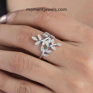 Anillo de plata de ley 925 con diseño de hoja, 2 g, incrustación de circonita en diseño botánico 3D, chapado en platino, 1 unidad.