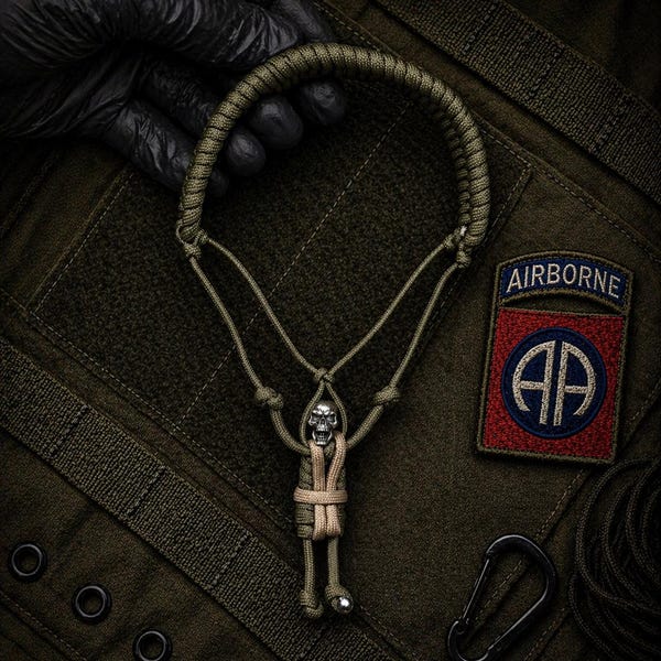 Airborne Green 550 Paracord Fallschirmjäger-Displayaufhänger mit Metallschädel