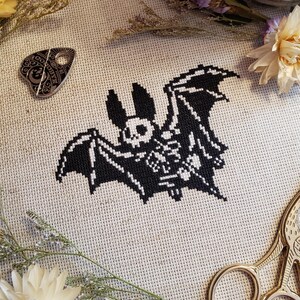 Patrón de punto de cruz de murciélago esqueleto / Bordado de Halloween (Descarga en PDF)