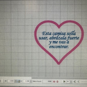 Puede incluir: Un corazón rosa con el texto "Esta camisa solía usar, abrázala fuerte y me vas a encontrar" en azul. La imagen está sobre un fondo de cuadrícula.