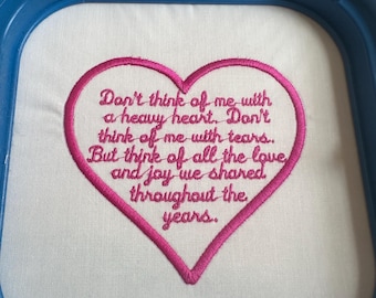 Design de bordado com frase de lembrança de coração para ursos de memória (arquivo digital)