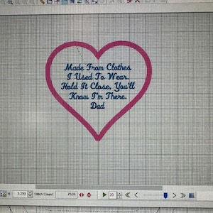 Puede incluir: Un diseño en forma de corazón rosa con el texto "Made From Clothes I Used To Wear. Hold It Close, You'll Know I'm There. Dad" en una fuente manuscrita. El diseño se muestra sobre un fondo de cuadrícula.