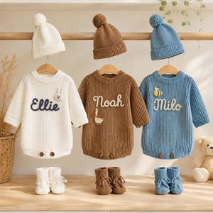 Personalisierter Baby-Strampler mit Tierapplikation und Namensaufdruck, passendes Mütze-Socken-Set mit Bommel, mehrfarbige, personalisierte Neugeborenenkleidung, Geschenk zur Babyparty