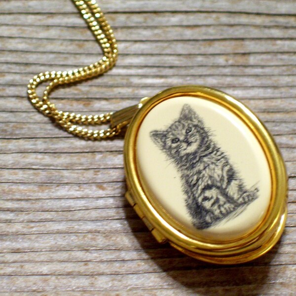 Kitten Locket, Gold Cat Locket, Vintage Cat Locket, Vintage Oval Locket, Feline Pendant, Gold Cat Pendant Necklace, Cat Lover Jewelry