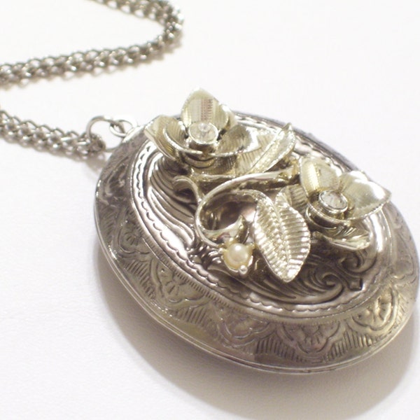 Large Vintage Floral Locket, Art Deco Style, Silvertone Ornate Feathered Leaf Locket, Pendant Necklace