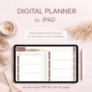 Puede incluir: Planificador digital para iPad con diseño anual. La pantalla muestra una vista mensual del calendario con secciones para la planificación semanal y las prioridades. El texto dice "Hyperlinked Yearly Planner for Goodnotes and Notability". También se ven un lápiz óptico y una taza de café.