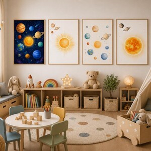 Könnte beinhalten: Vier gerahmte Wandbilder mit Motiven des Sonnensystems, darunter eine dunkelblaue Weltraumszene und drei Illustrationen von Sonne und Planeten auf weißem Hintergrund, angebracht über einem Holzregal in einem Kinderzimmer.
