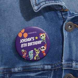 Pode incluir: Um conjunto de três canecas de cerâmica com acabamento fosco e salpicado. As canecas são em tons de creme, cinza claro e cinza escuro. Cada caneca tem um design simples e minimalista.