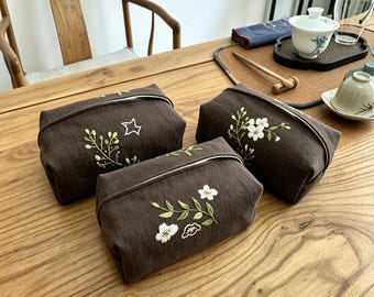 Funda para caja de pañuelos de lino con bordado floral a mano, elegante decoración para el hogar.