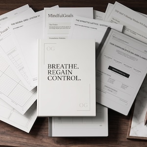 Puede incluir: Una colección de documentos en papel blanco y un libro blanco con el texto "BREATHE. REGAIN CONTROL." Los papeles incluyen títulos como "DAILY FOCUS PROTOCOL" y "THE NEURAL GRID SYSTEM 01." Los artículos están dispuestos sobre una superficie de madera.