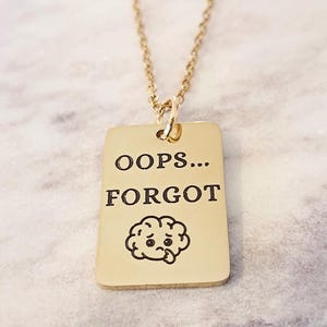 ¡Ups… Olvidé el collar! – Colgante minimalista y divertido – Joyería grabada en acero inoxidable chapado en oro – Regalo con humor con el que te sentirás identificado.