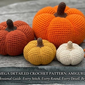Op de afbeelding: Vier gehaakte pompoenen in verschillende maten en kleuren: oranje, roest, geel en crème. Elke pompoen heeft een bruine steel. De tekst onderaan luidt "ULTIMATE MEGA DETAILED CROCHET PATTERN: AMIGURUMI PUMPKIN."