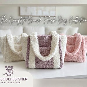Könnte beinhalten: Drei flauschige Tragetaschen in Creme, Lavendel und Rosa mit passenden Griffen. Die Taschen bestehen aus einem weichen, strukturierten Material. Der Text auf dem Bild lautet "The Complete Boucle Plush Bag Collection" und "YOURSOULDESIGNER".