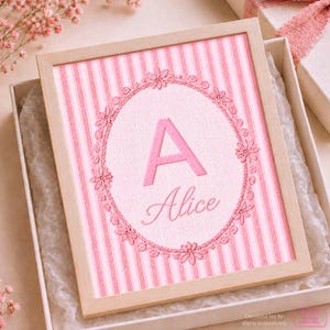 Cartello personalizzato con il nome del bambino, regalo ricordo per la neomamma, stampa con ritratto personalizzato effetto ricamo, decorazione murale per la cameretta in stile cottagecore
