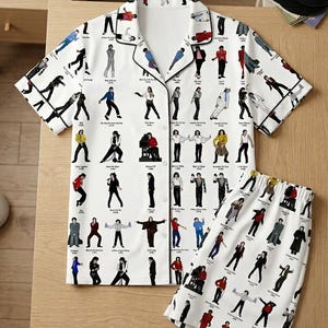 Puede incluir: Un conjunto de camisa blanca de manga corta con botones y pantalones cortos a juego, con un estampado integral de varias figuras ilustradas en diferentes poses, cada una acompañada de pequeñas etiquetas de texto negro que identifican la época.