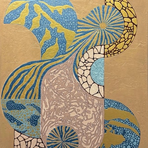 Könnte beinhalten: Abstraktes Kunstwerk mit goldenem Hintergrund und geometrischen Formen in Blau, Gold und Beige. Das Kunstwerk zeigt Halbkreise, Kreise und organische Muster, die eine visuell dynamische Komposition bilden. Das Stück hat eine strukturierte Oberfläche.