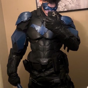 Può includere: Un set di tre ciotole in ceramica ad incastro di dimensioni graduate. Le ciotole sono bianche con una finitura maculata e strutturata e presentano un bordo leggermente svasato. La ciotola più grande misura circa 20 cm di diametro.