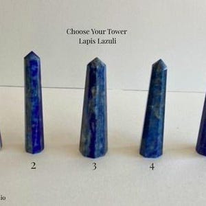 Könnte beinhalten: Fünf Lapis Lazuli Türme, jeder mit einer einzigartigen Form und Musterung. Die Türme sind von 1 bis 5 nummeriert. Der Text "Choose Your Tower Lapis Lazuli" steht oben. Der Shop-Name "AuralisMoonStudio" steht unten.