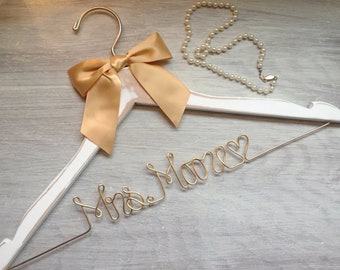 Personalized Hanger, Custom Bridal Hanger, Bridesmaid gift idea, Wedding name hanger, Custom made hangers, Bridal Hanger, Wedding Dress