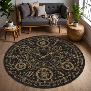 Puede incluir: Una alfombra redonda negra con un diseño de esfera de reloj, que incorpora números romanos y engranajes dorados. La alfombra está colocada sobre un suelo de madera, con un sofá gris y plantas en el fondo. El diseño de la alfombra tiene un tema steampunk.